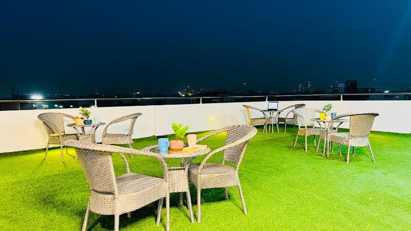 BluO Studio Noida - BathTub Gym Balcony Garden - image 10