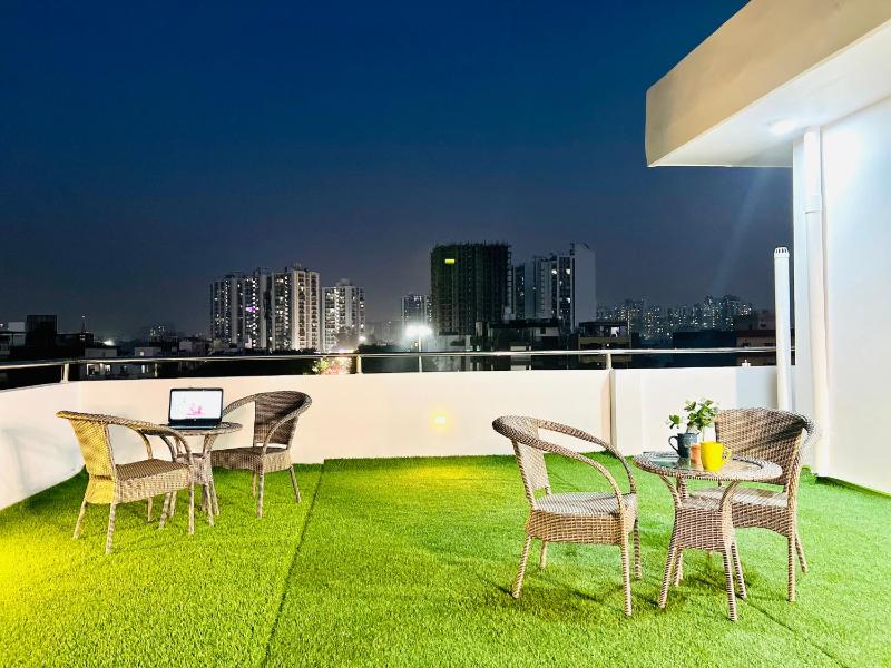 BluO Studio Noida - BathTub Gym Balcony Garden - image 6