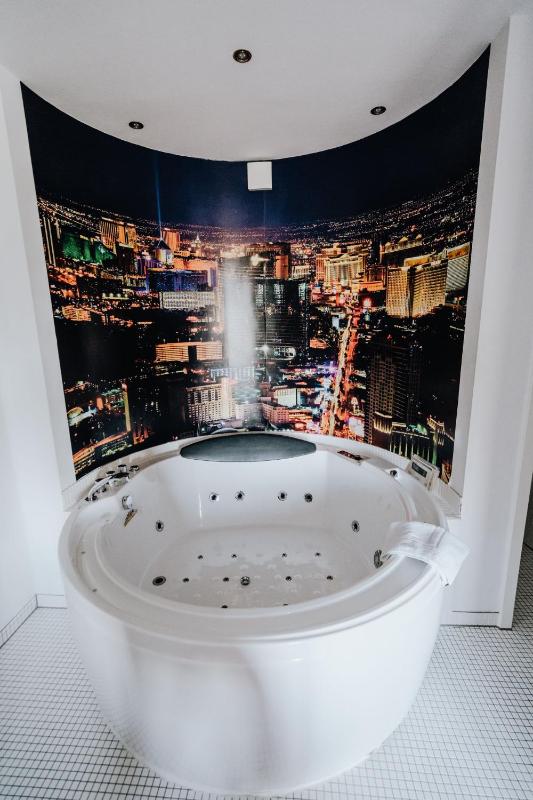 Double Room with Spa Bath image 2