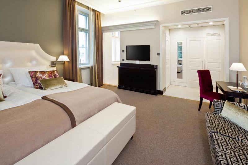 Superior King Room - Castle Building image 3