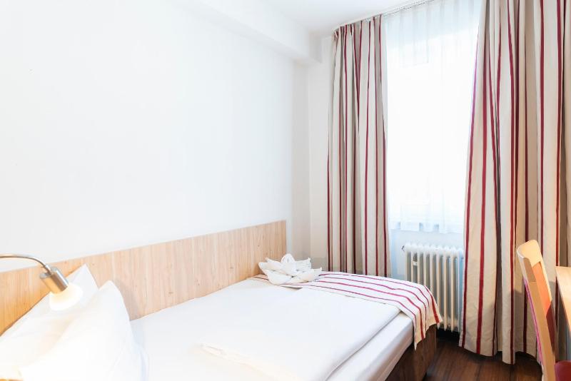 Single Room image 4