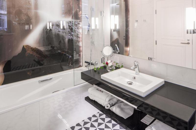 Superior King Suite with lake view image 4