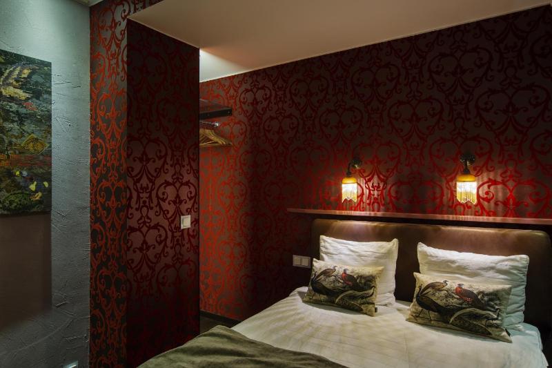 Queen Room with Private Bathroom (No Window) image 4