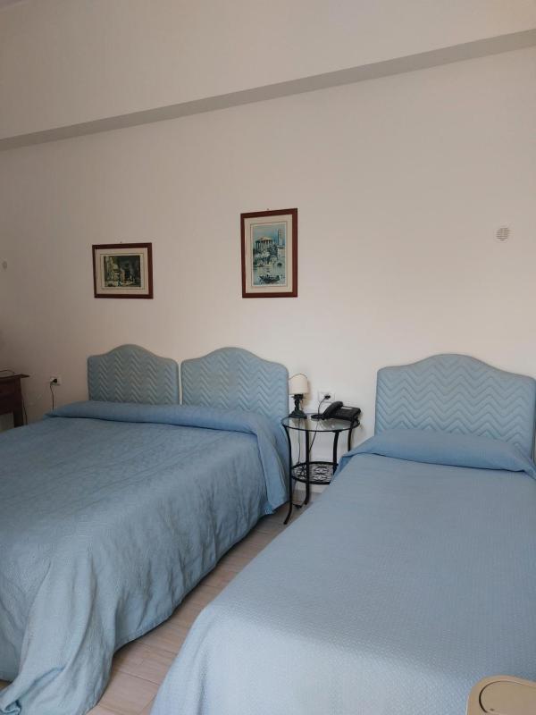 Triple Room - Garden Level image 1