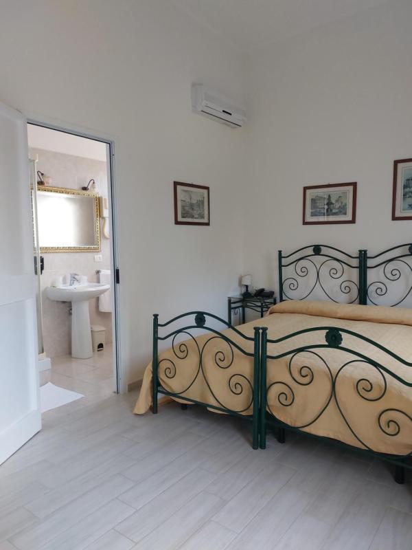 Standard Double or Twin Room - Garden level image 2