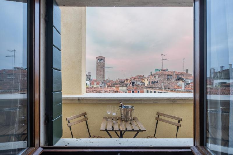 Bright Apartment On Venetian Roofs R&R - image 1