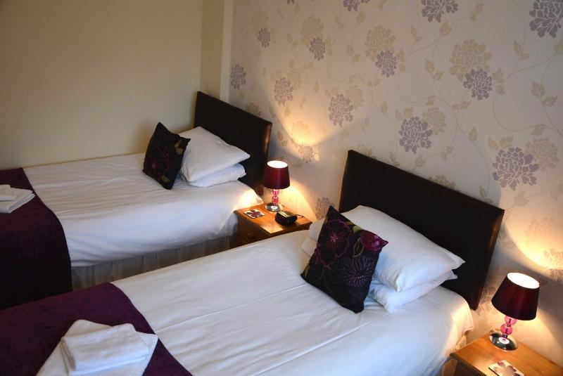 Twin En-suite image 4
