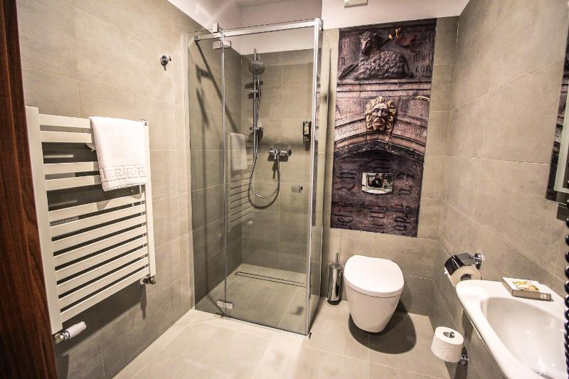 Deluxe Triple Room image 2