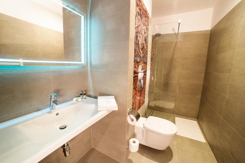 Deluxe Double Room with Two Single Beds image 1