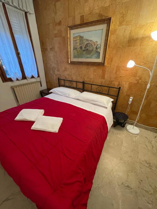 King Room with Shared Bathroom image 4