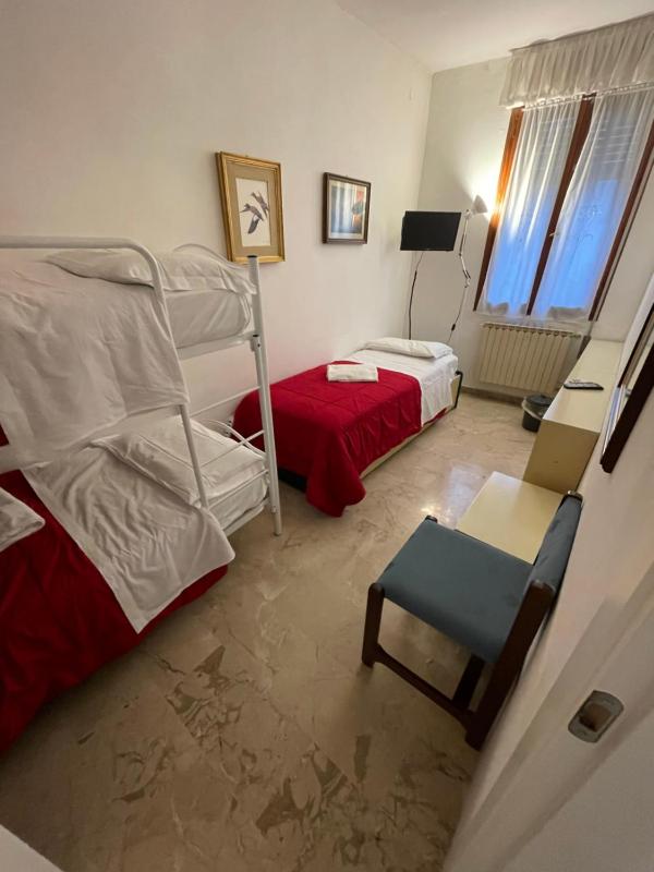 Triple Room with Shared Bathroom image 3