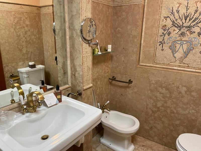 Queen Suite with Spa Bath image 3