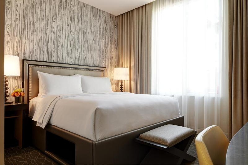 Classic King Guest Room image 1