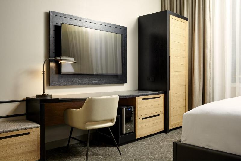 Classic King Guest Room image 3