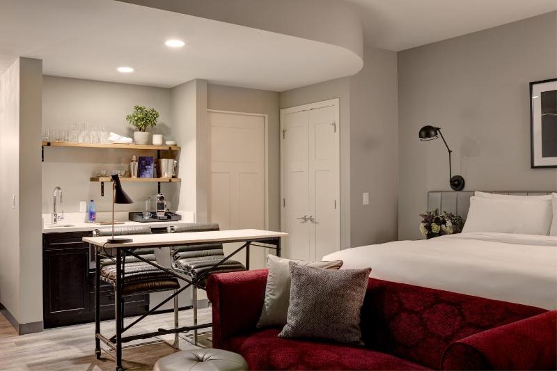 Deluxe King Studio Suite image 3