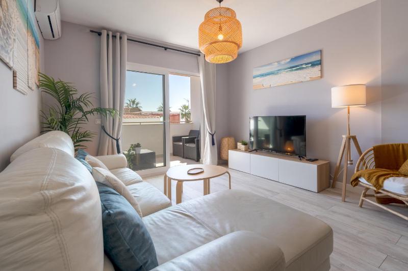 Lets in the Sun Sea View Apartment Calabella - image 4