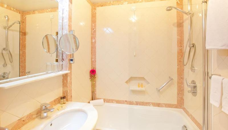 Twin Room with Extra Bed image 4