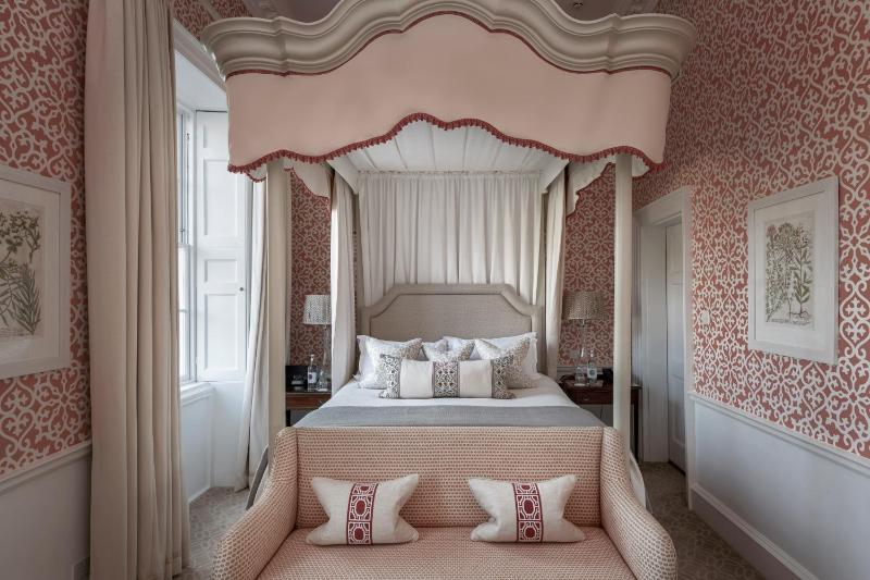 Luxury Suite image 4