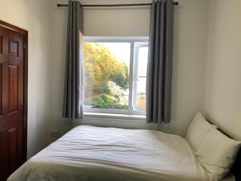 Triple Room Ensuite image 1