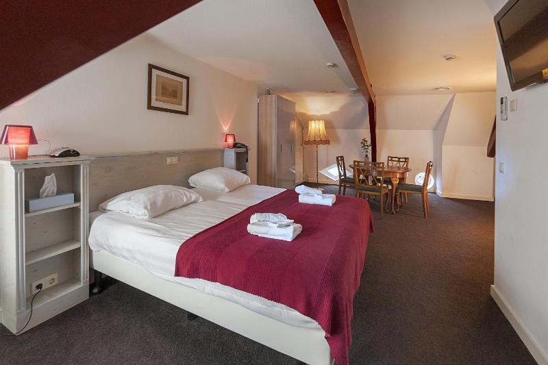 Deluxe Triple Room image 4