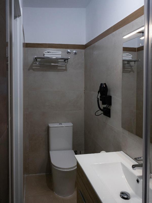 Deluxe Triple Room image 4