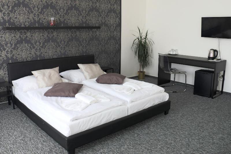 Quadruple Room image 2
