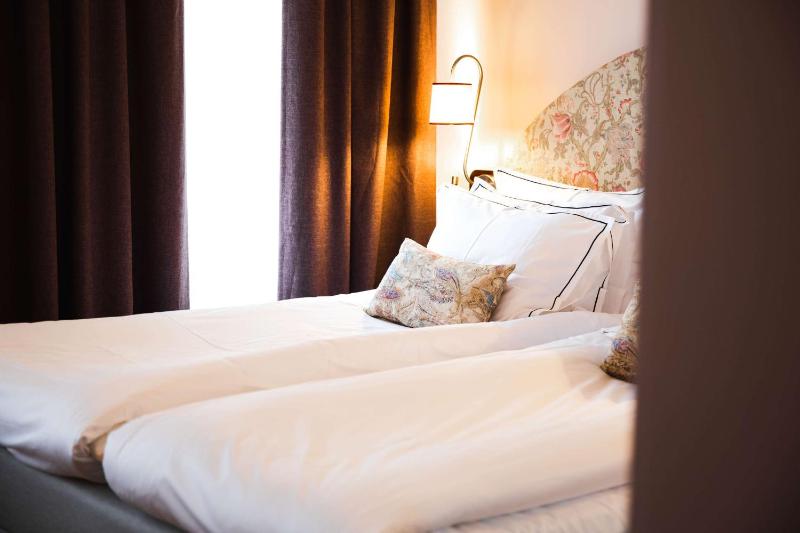 Standard Queen Room image 4