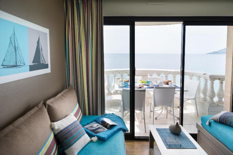 Superior Two-Bedroom Apartment with Sea View (6 Adults) image 4