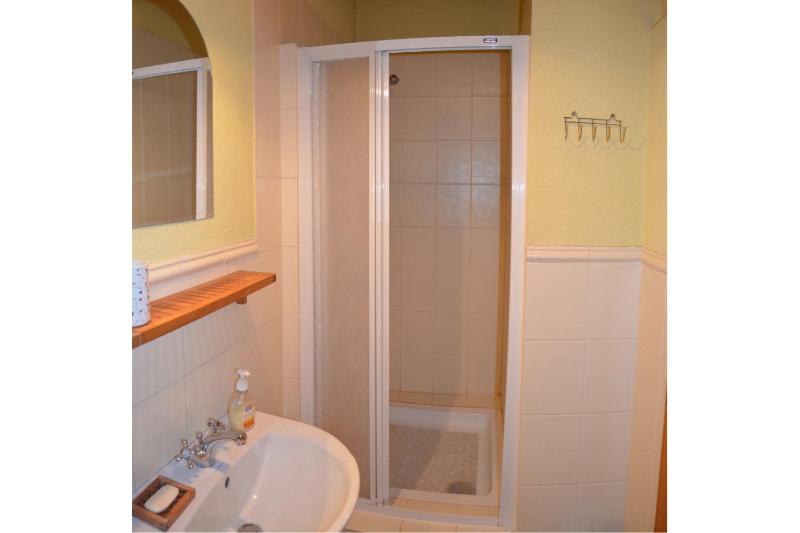 Economy Quadruple Room with Shared Bathroom image 2