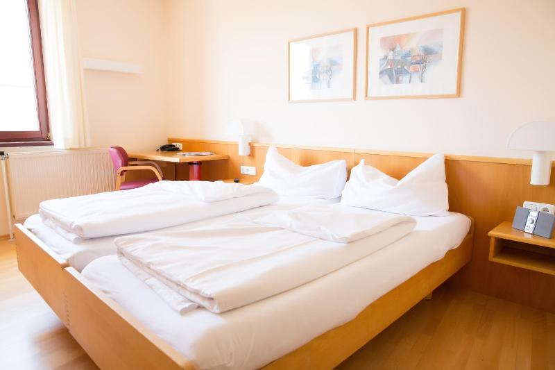 Economy Double Room image 3