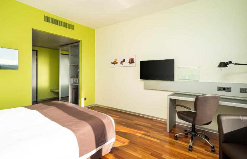 Premium King Room image 3