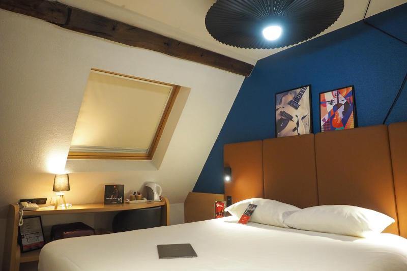 Standard Double Room image 4
