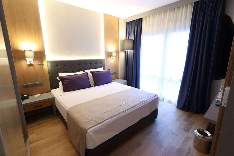 Triple Room - Mobility Accessible image 2