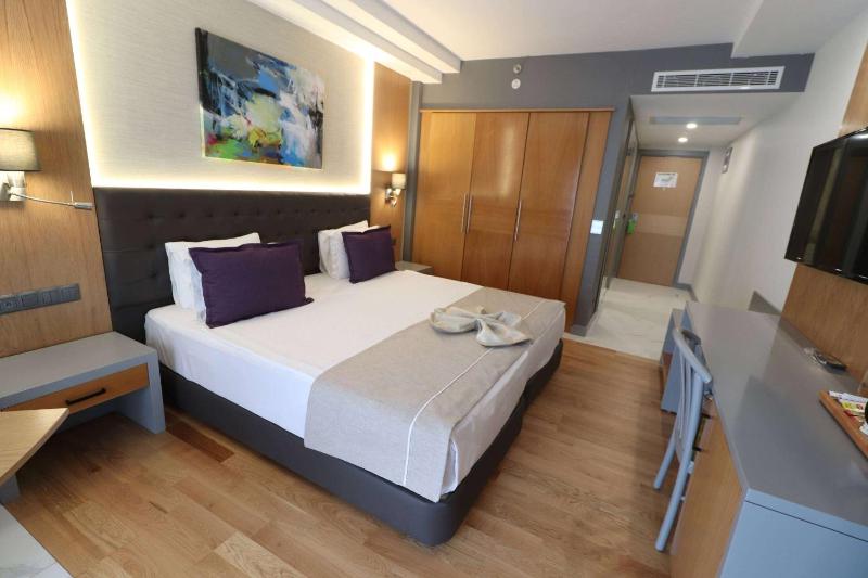 Deluxe Room with Sea View image 3