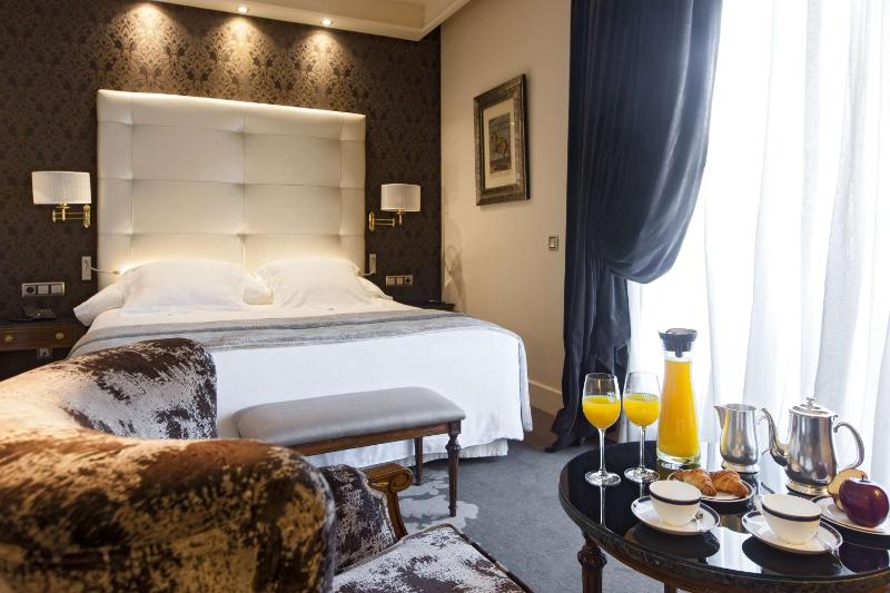 Superior Double Room with Terrace - The Wellington Club image 1