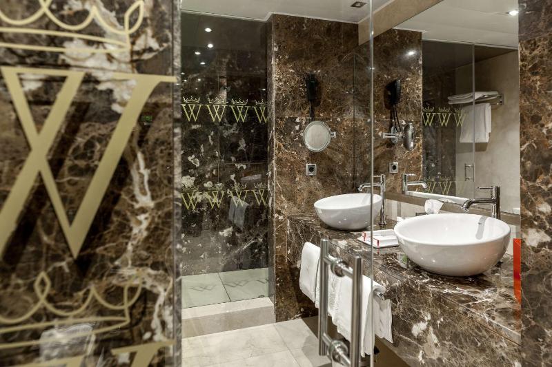 Superior Double Room with Terrace - The Wellington Club image 4