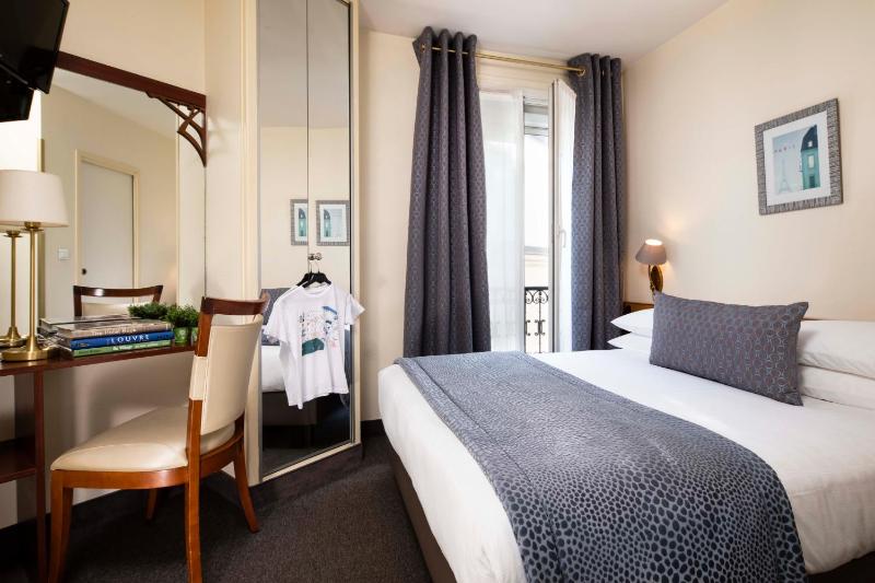 Single Room with a large bed image 1