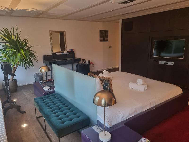 Deluxe Double Room with Bath image 4