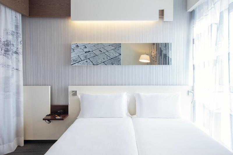 Superior Twin Room image 3