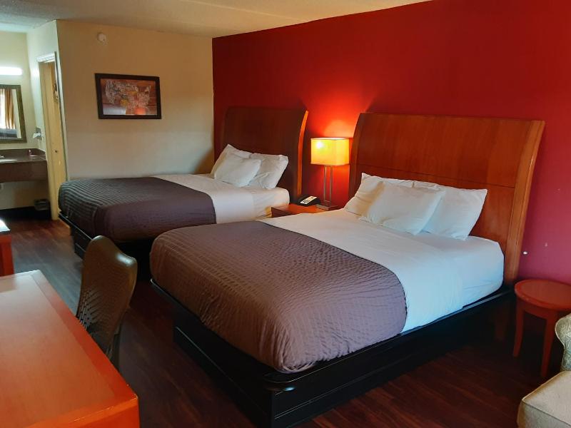 Queen Room with Two Queen Beds - Non-Smoking image 3