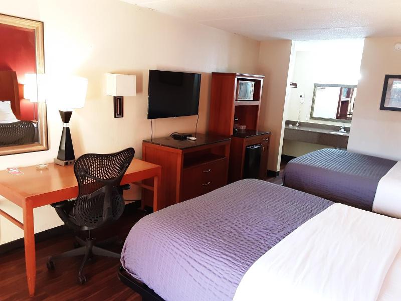 Queen Room with Two Queen Beds - Non-Smoking image 2
