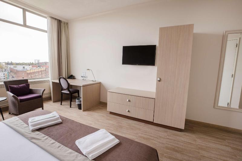 Deluxe King Room image 3