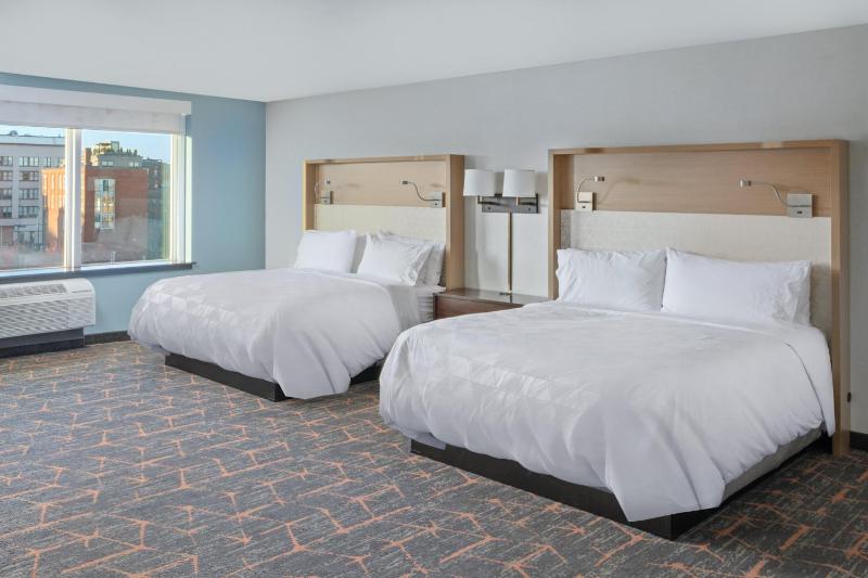 Premium Corner Queen Room image 3