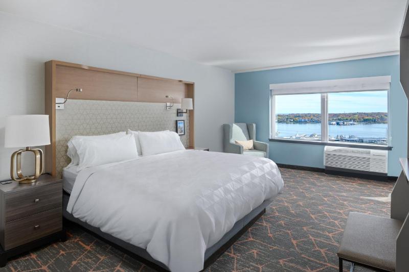 Premium King Room with Ocean View image 2