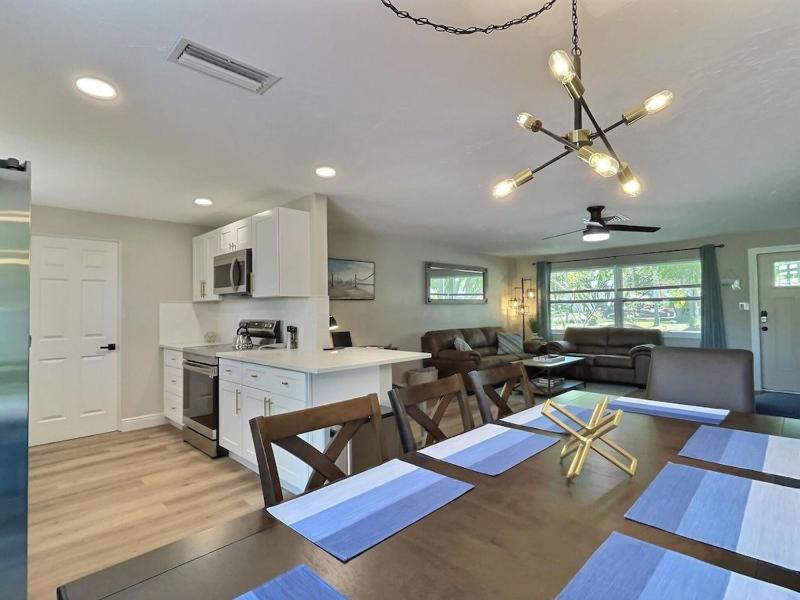 NEW Warm modern bliss just 10 minutes from Siesta Key beaches and downtown Sarasota - image 50