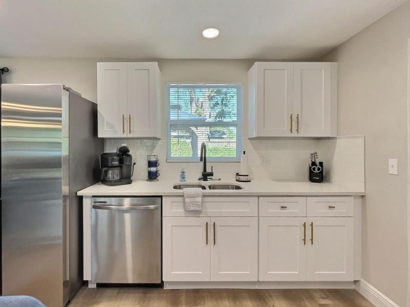 NEW Warm modern bliss just 10 minutes from Siesta Key beaches and downtown Sarasota - image 29