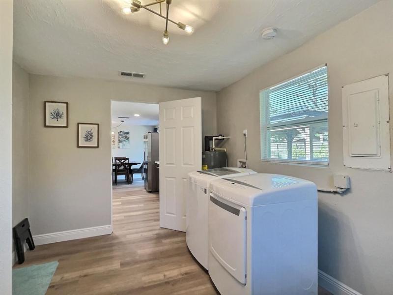NEW Warm modern bliss just 10 minutes from Siesta Key beaches and downtown Sarasota - image 12