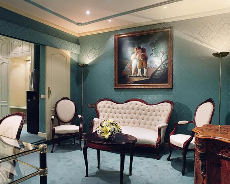 Double or Twin Room with Extra Bed image 4