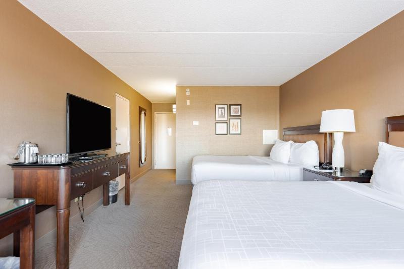 Queen Room with Two Queen Beds - Non-Smoking image 4