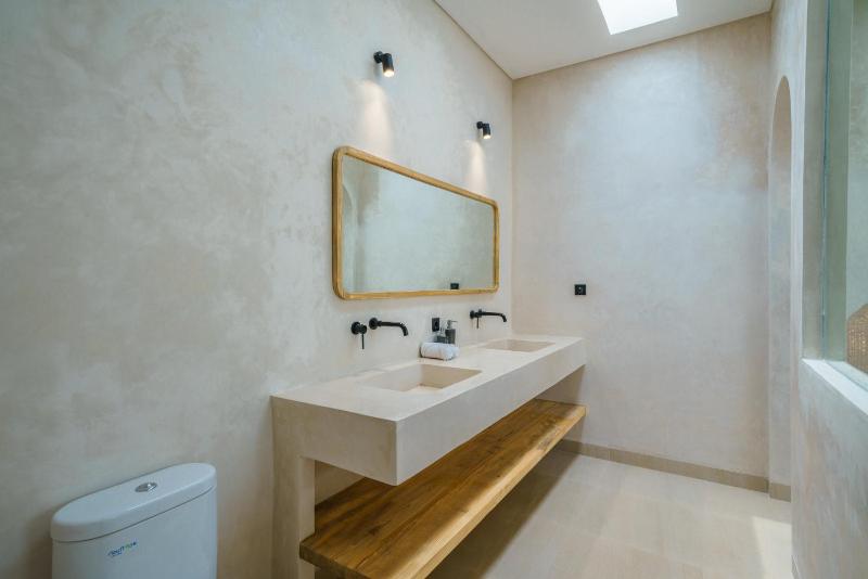 Villa Tilos - Stylish & Chic 2BR Mediterranean Villa in Canggu! - image 14